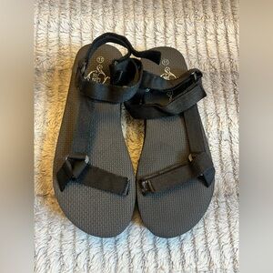 Women’s black sandals